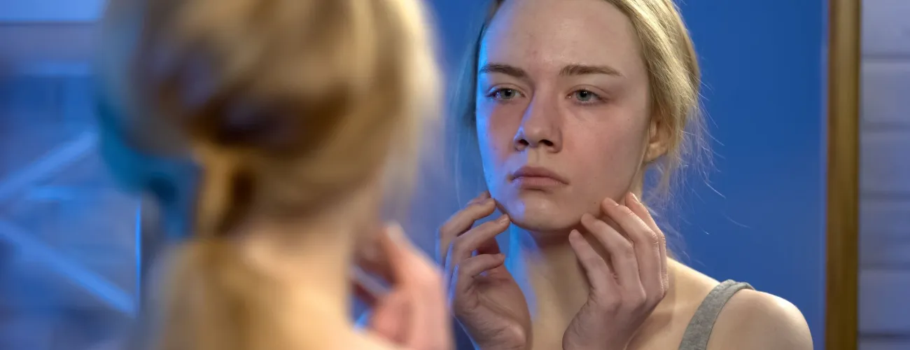 femme qui se regarde dans le miroir