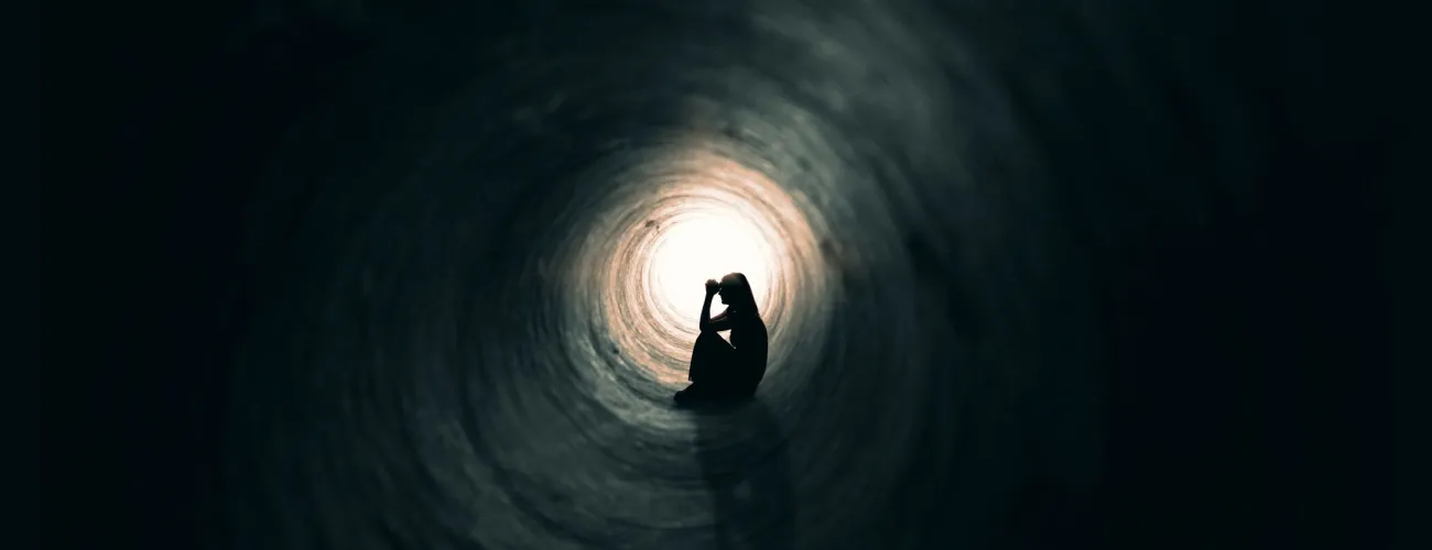 femme assise dans un tunnel 