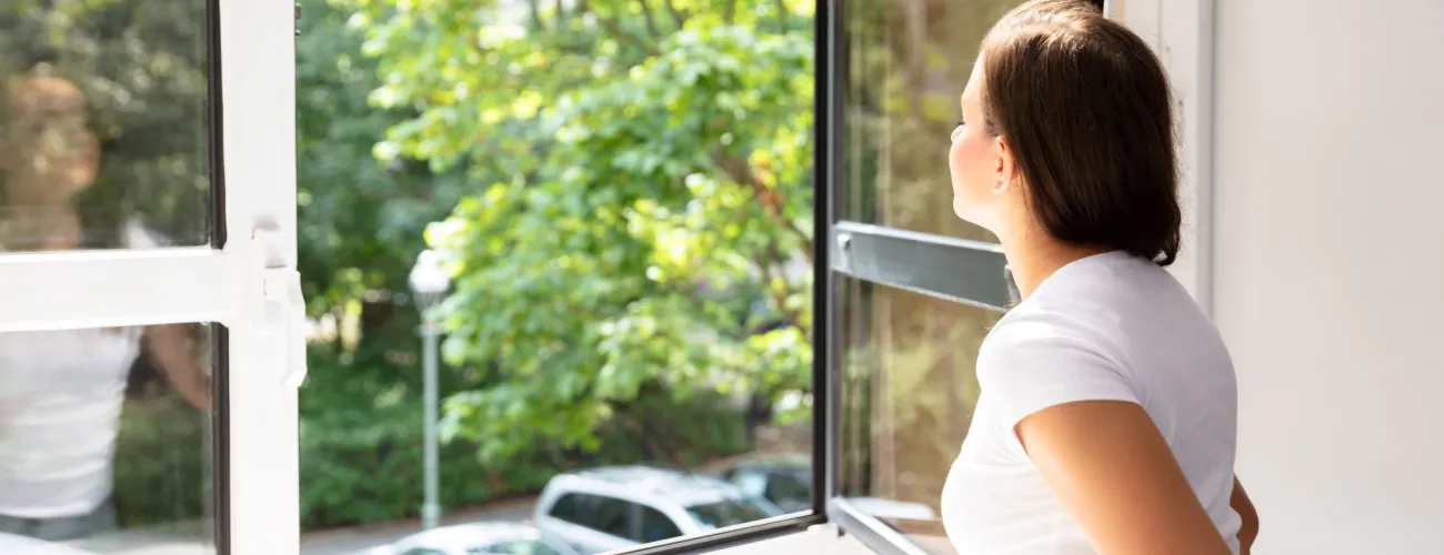 femme ouvrant une fenêtre 