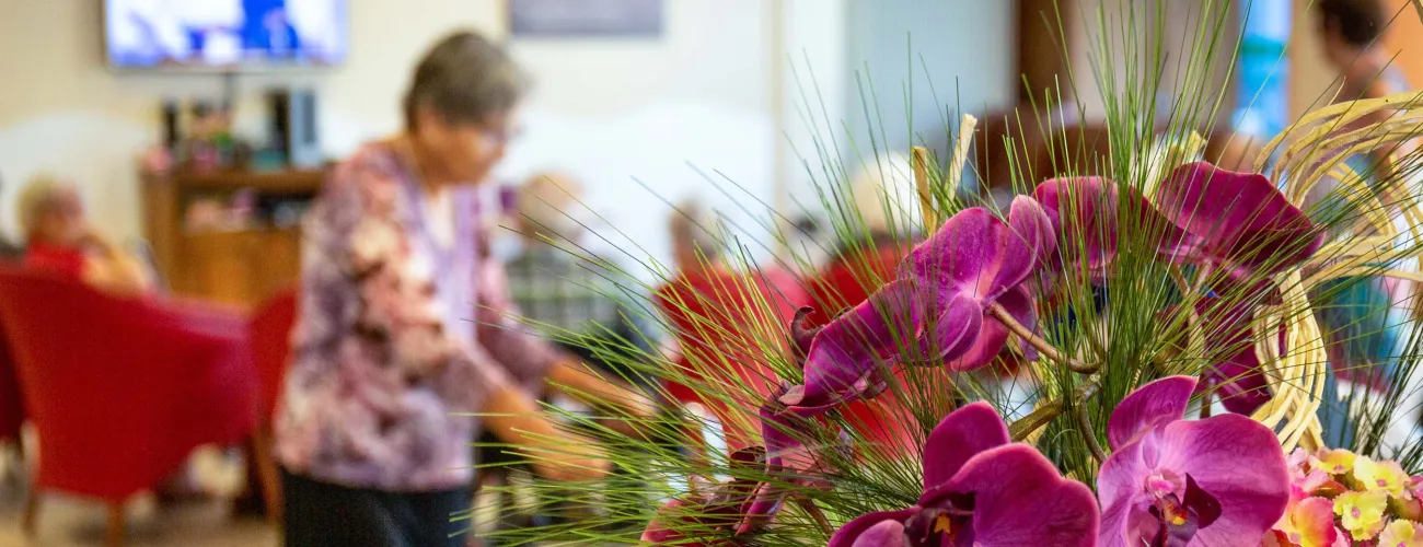 Un bouquet de fleurs disposé dans une maison de retraite