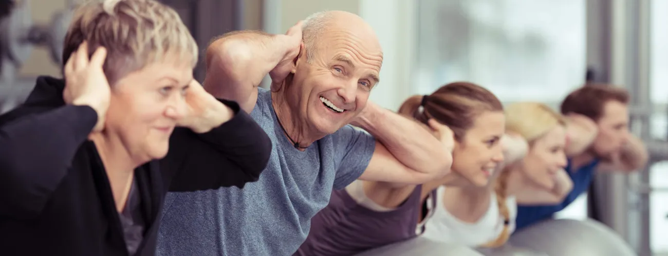 Un homme âgé participe à un cours de sport