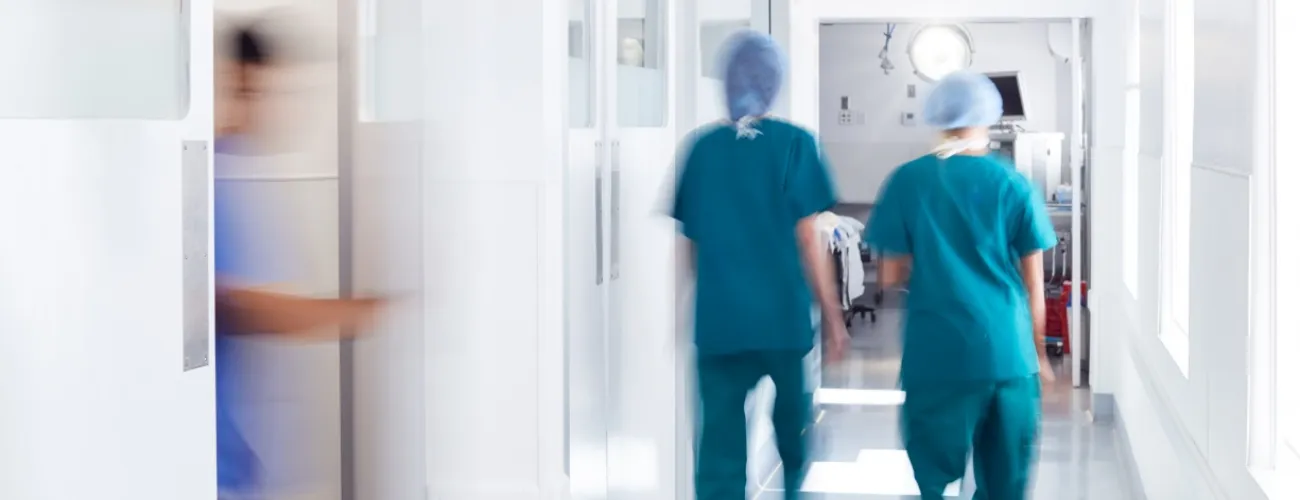 Médecins dans un couloir d'hôpital