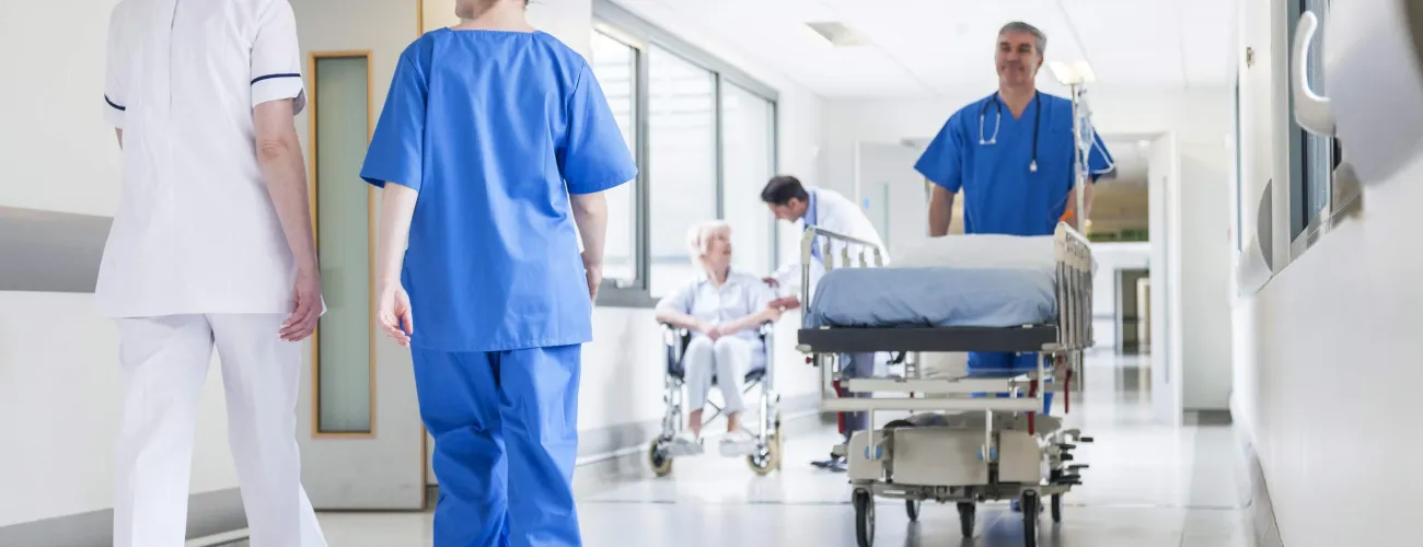 Des prestataires de soins dans un couloir d'hôpital