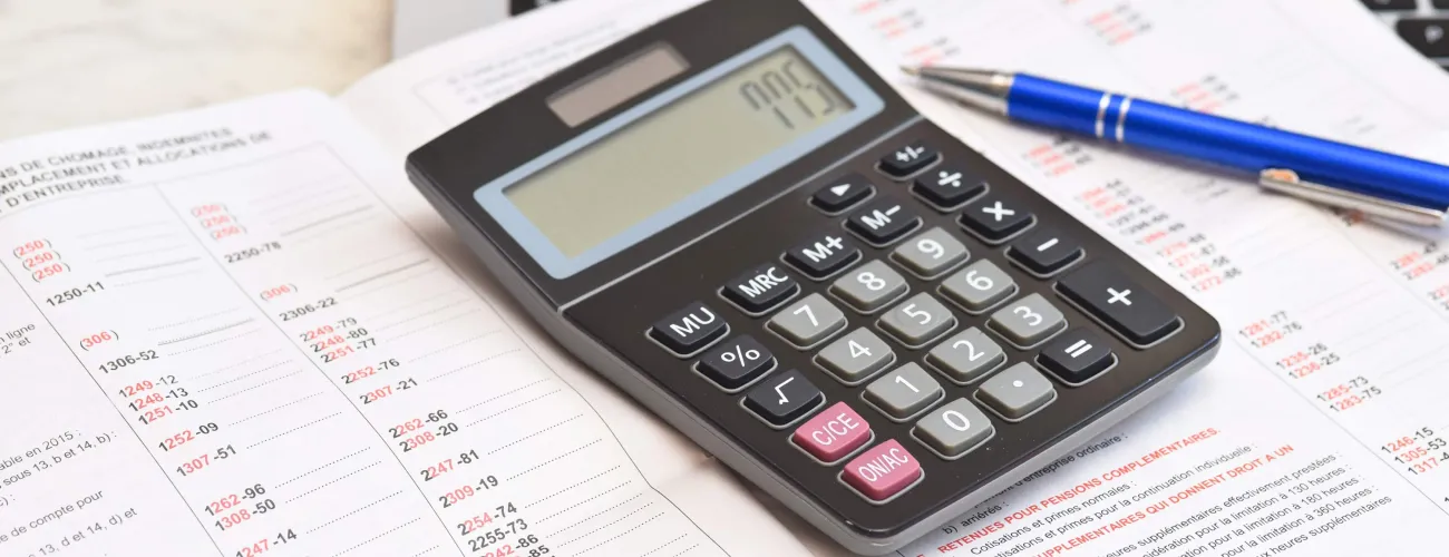 Une calculatrice sur une feuille d'impôts
