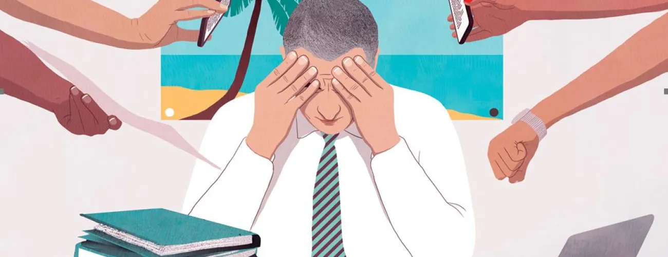Senior au travail devant son bureau