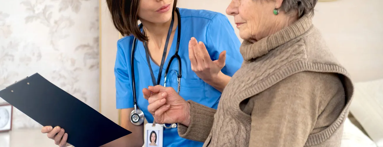 Une infirmière discute avec une dame âgée