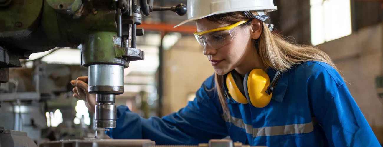 Une jeune femme en tenue de sécurité à l'usine