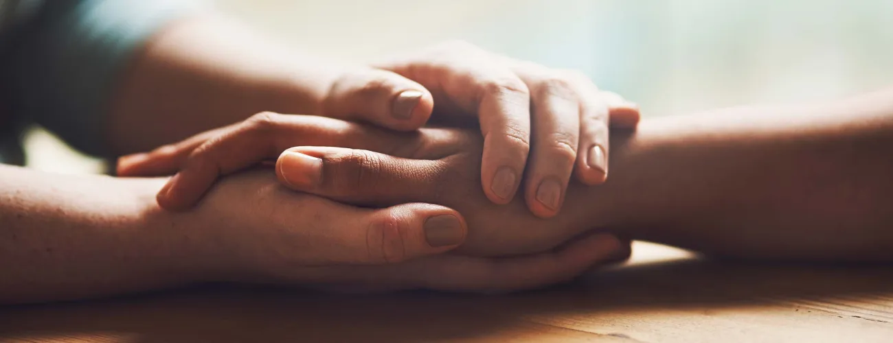 Deux personnes se tiennent les mains
