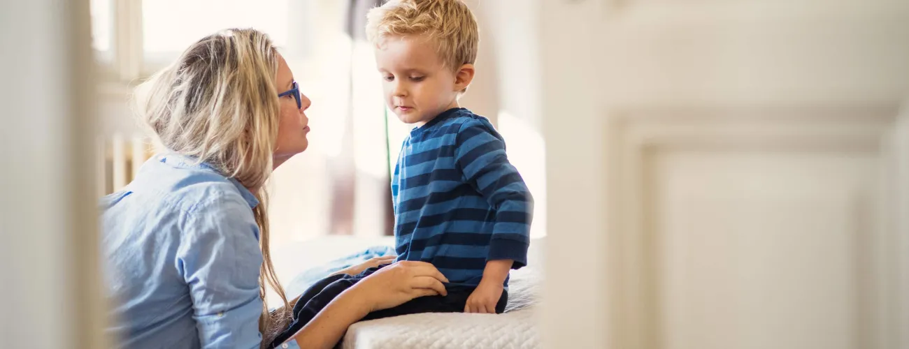 Une maman parle à son enfant
