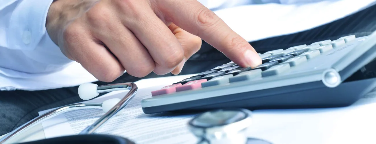 Un médecin utilise une calculatrice