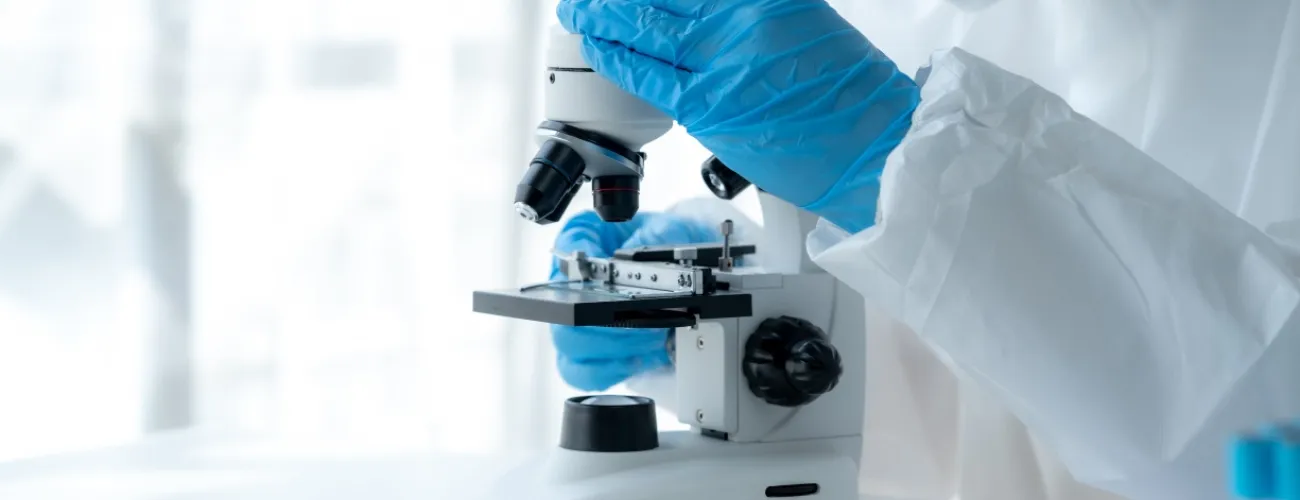 Un chercheur avec un microscope