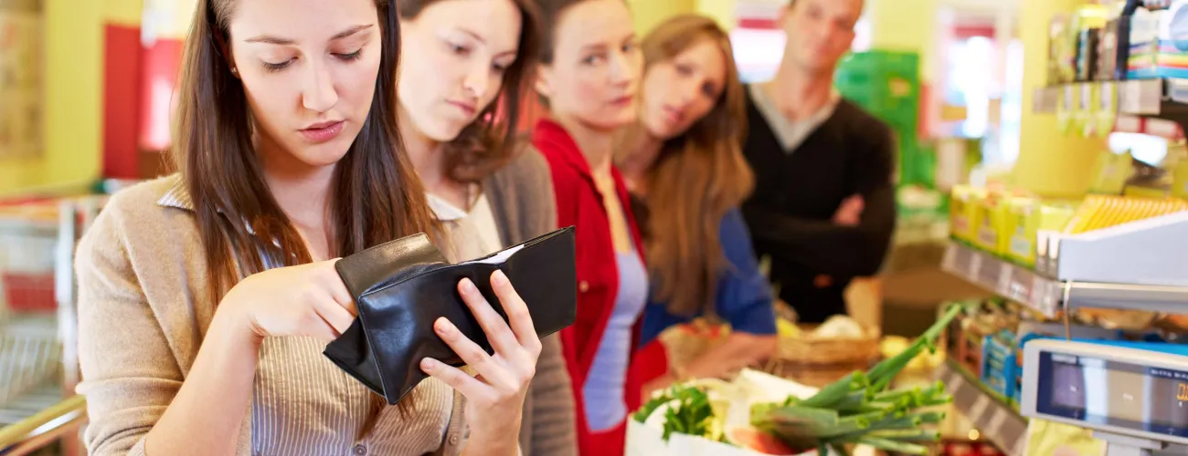 Une femme prend son temps dans une file d'attente