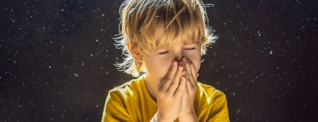Un enfant qui éternue