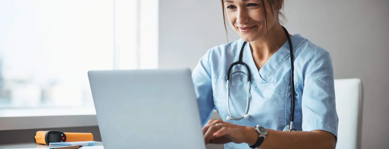 Une prestataire de soins utilise un ordinateur portable