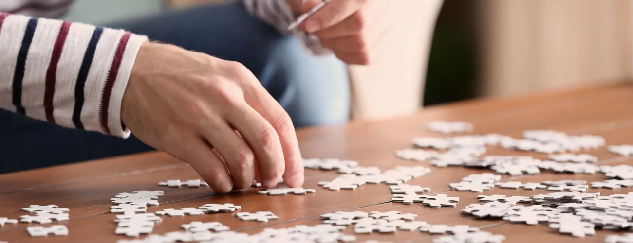 Homme faisant un puzzle 