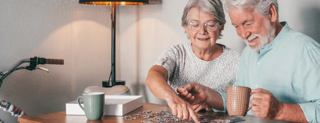 Deux seniors réalisent ensemble un puzzle