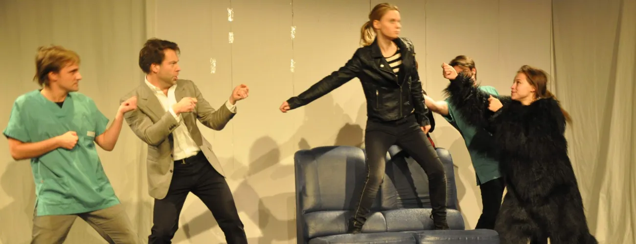 Des comédiens jouent une scène d'une pièce de théâtre