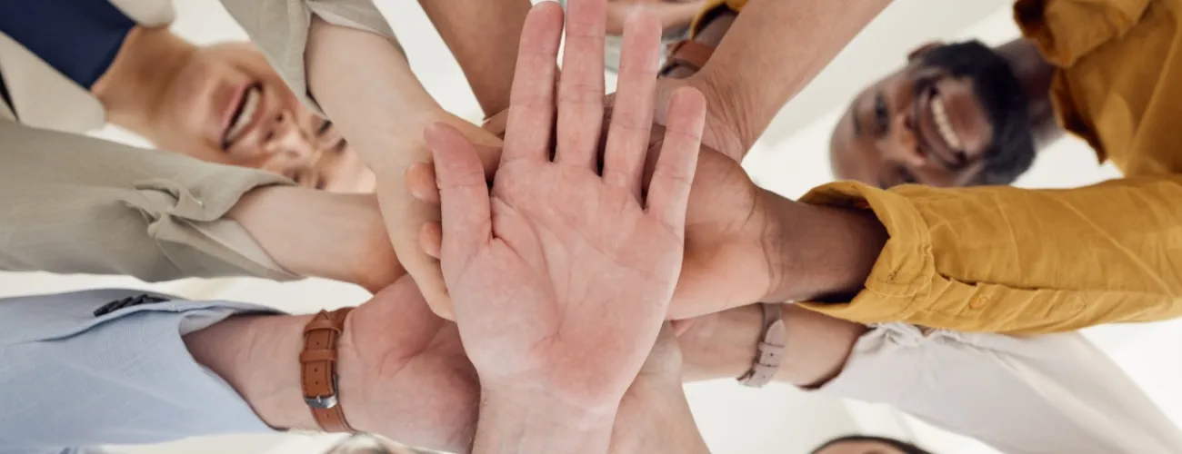 Un groupe de personnes unissent leurs mains