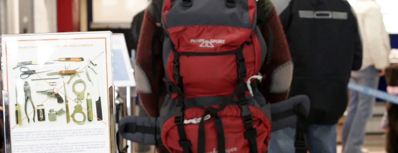 Des voyageurs dans le couloir d'un aéroport