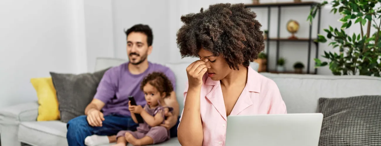 Femme qui peine à travailler alors que son enfant est à côté