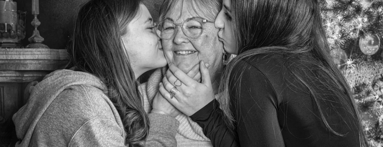 Une grand mère et ses deux petites filles