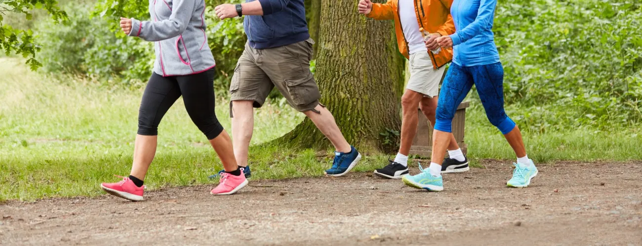 Groupe de 4 personnes qui font de la marche active