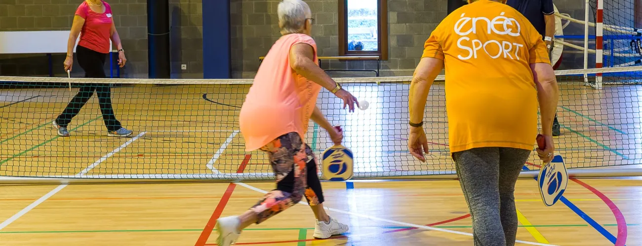 Groupe de personnes agées qui jouent au padle 