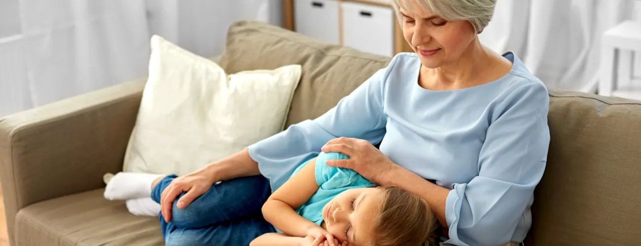 une grand mère avec sa petite fille
