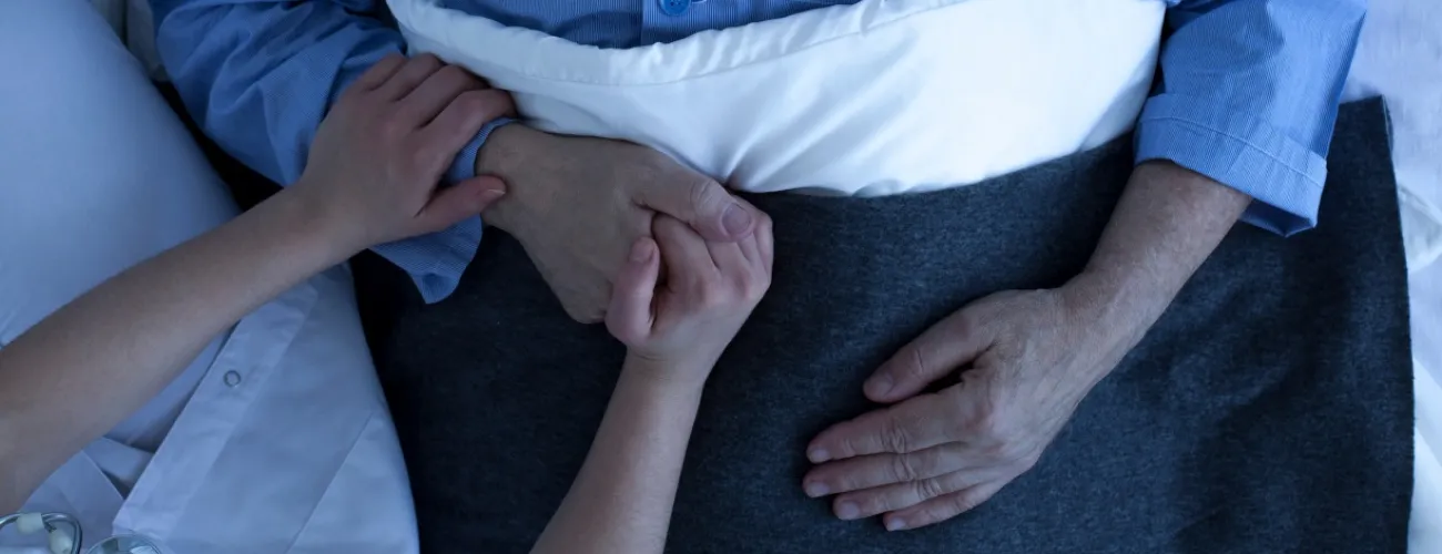 Lit d'hopital mains tenues