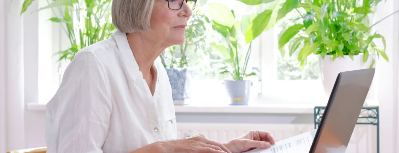femme âgée devant un pc portable