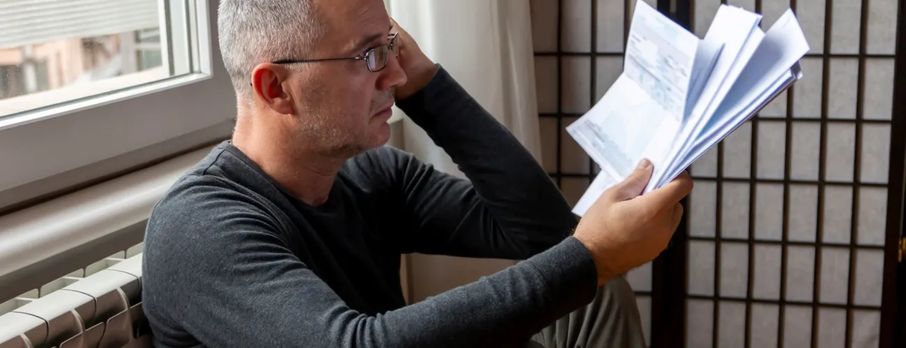 Homme qui regarde ses factures