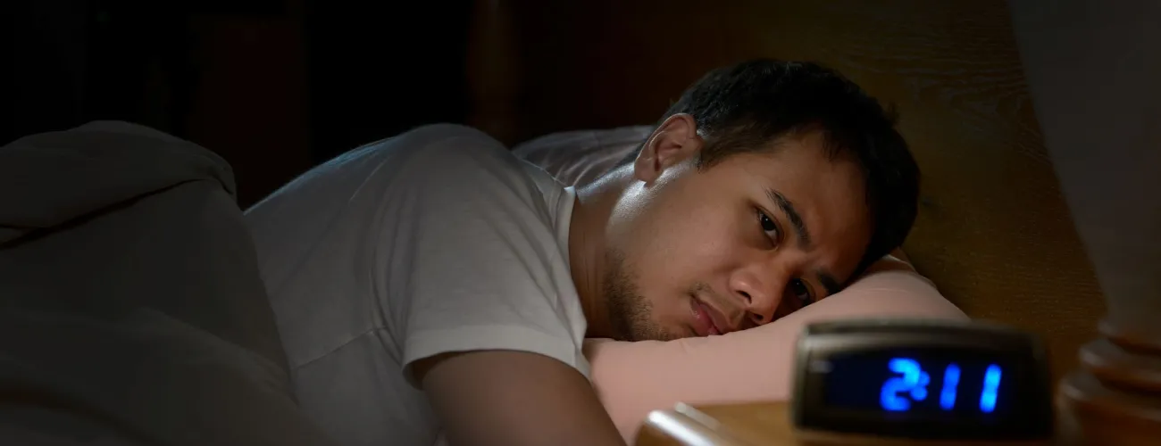 Homme qui fait une insomnie 