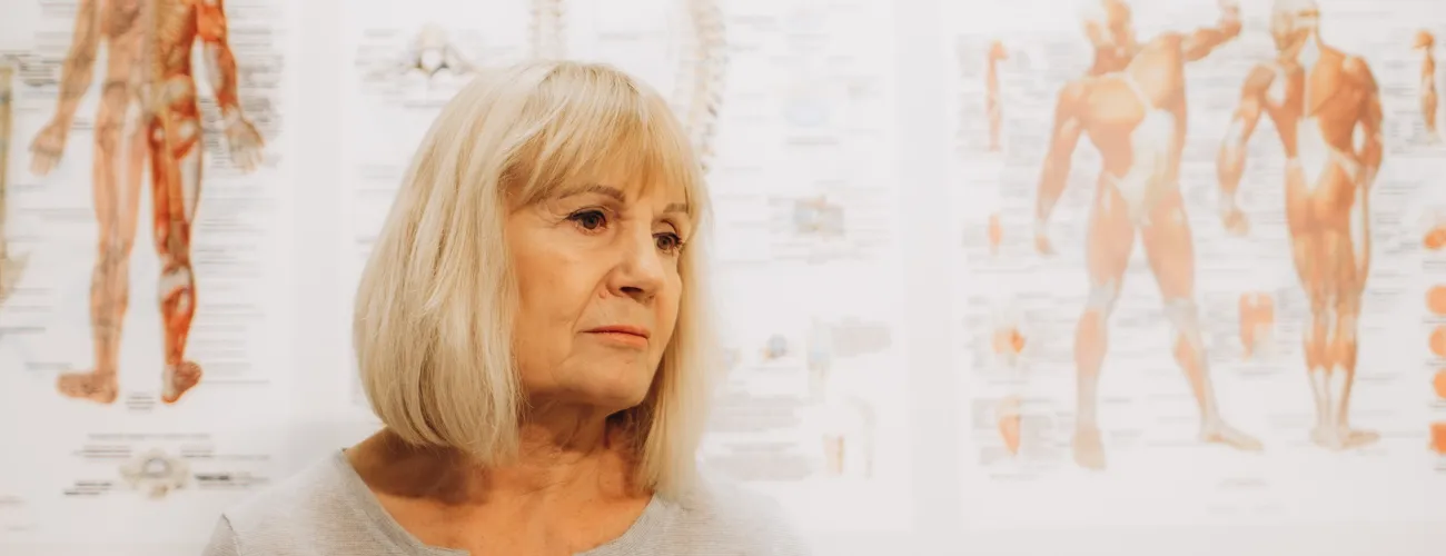 Patiente en salle d'attente, qui souffre de douleurs chroniques