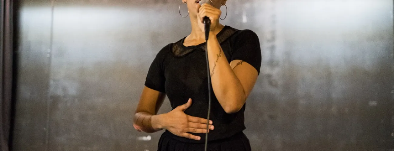 Lisette Lombé micro en main