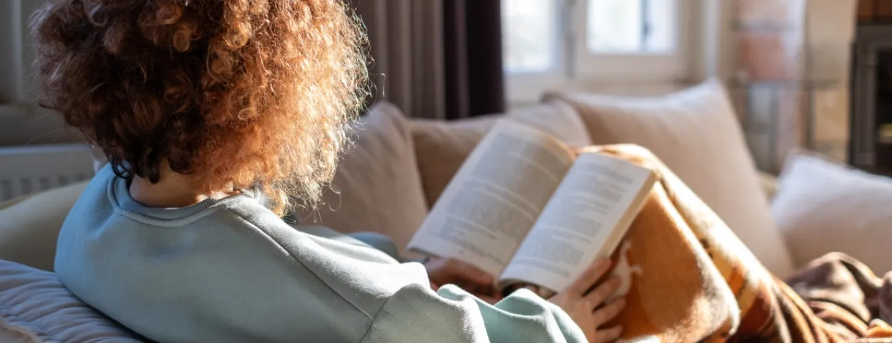 Une femme lit un livre