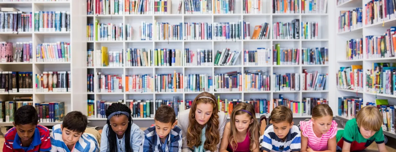 Photo d'enfants qui lisent dans une bibliothèque