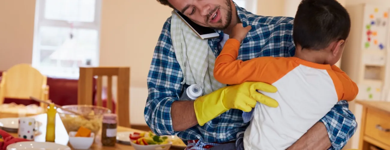 Un homme portant un bébé dans les bras