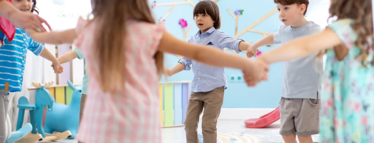 Un groupe d'enfant en cercle se tenant par la main