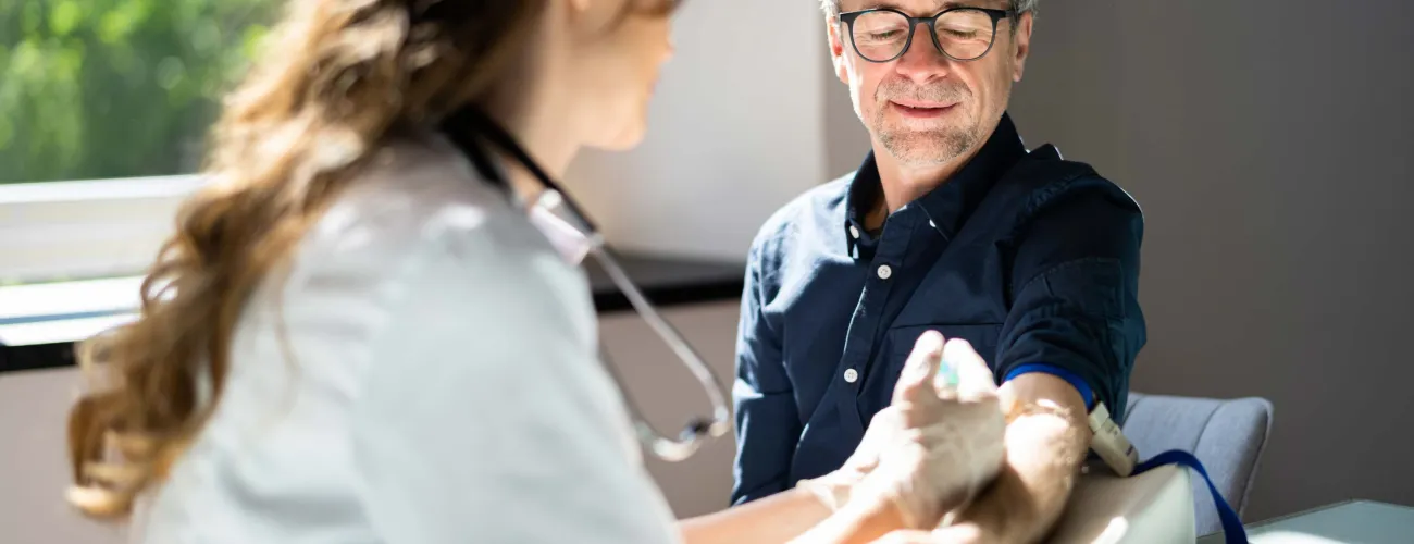Un prestataire médical fait une prise de sang à un patient