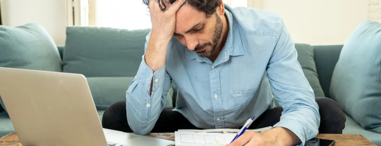 Homme exaspéré devant une facture