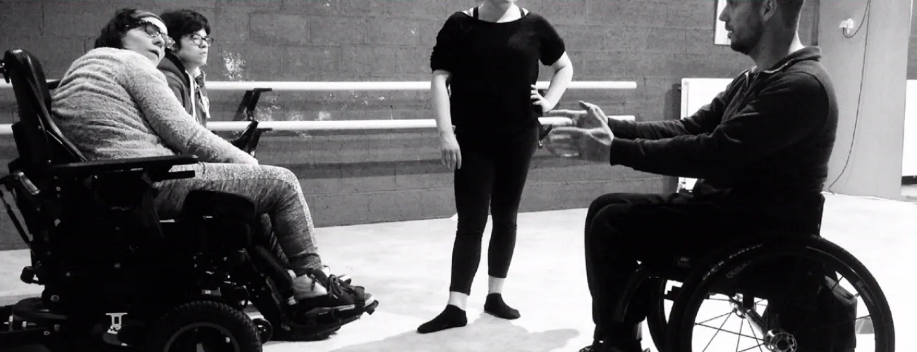 Salle de danse personnes en fauteuils roulants
