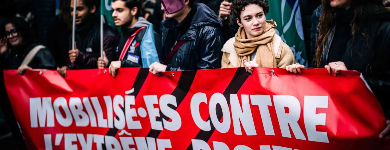 foule tenant une bâche contre l'extrême-droite