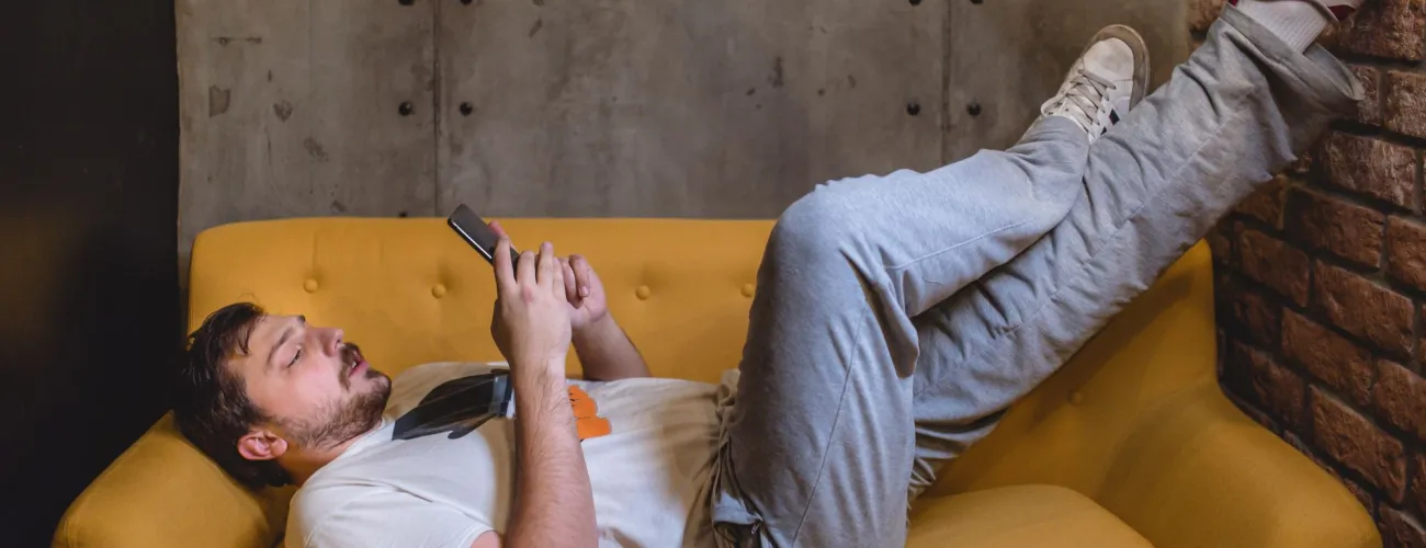 homme couché dans un canapé 