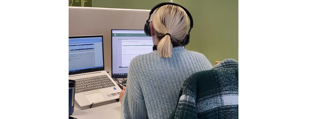 Une téléconseillère de la MC à son poste de travail