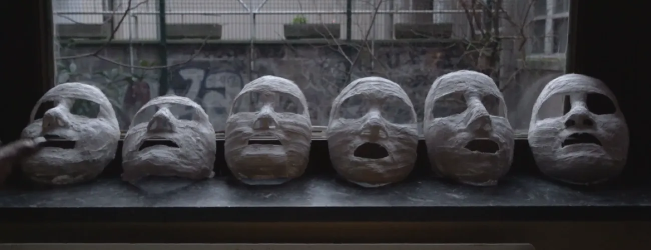 6 masques de visages alignés