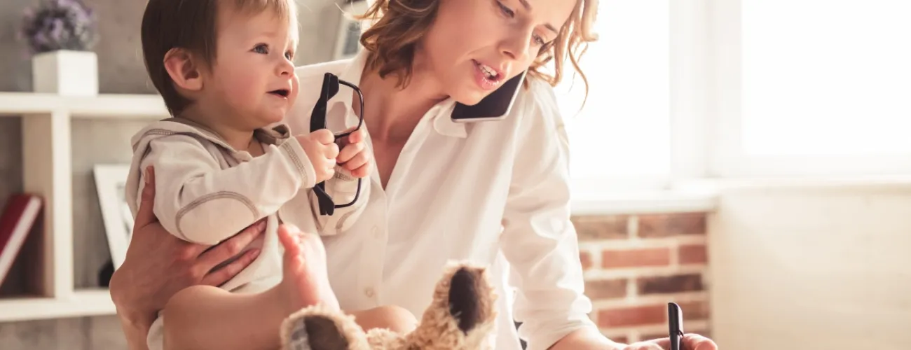 Une maman solo au téléphone