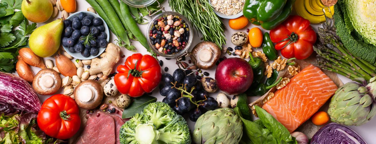 Une table remplie de fruits et légumes variés