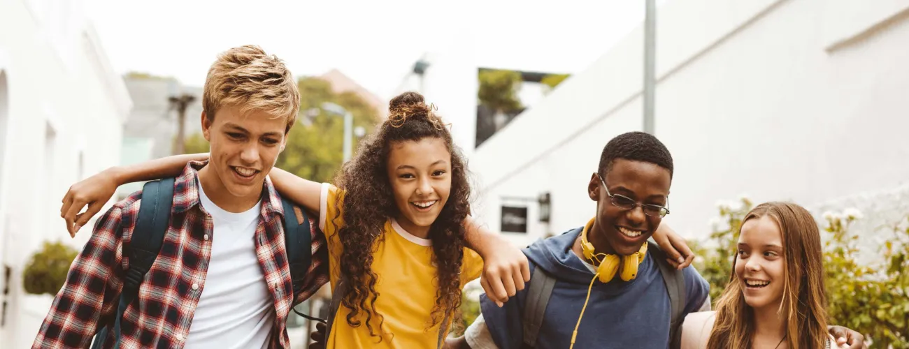 4 jeunes marchent dans la rue