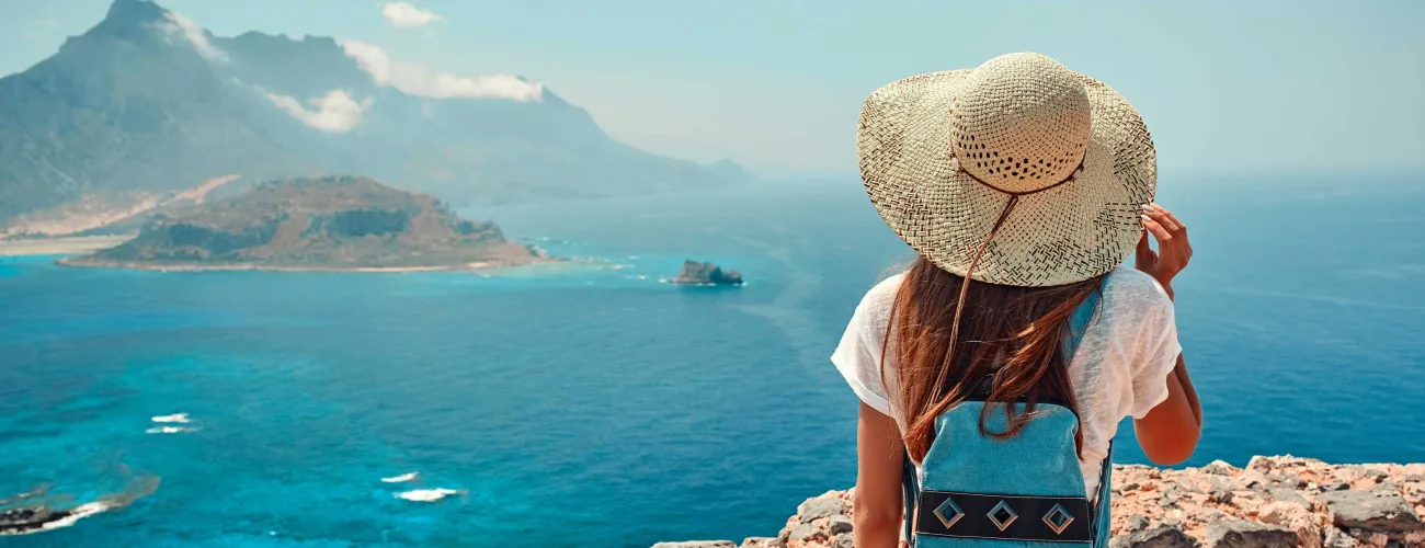 Une femme observe un paysage marin