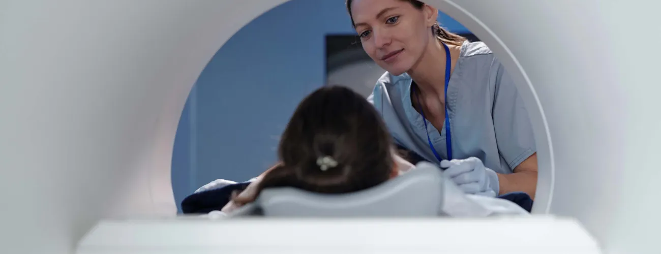 Une patiente est positionnée dans un IRM par une infirmière